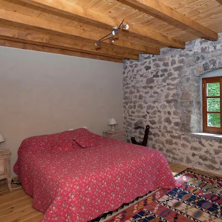 Secluded Stone Retreat Сен-Боне-ле-Фруа