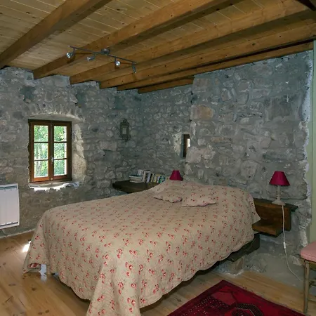 Вилла Secluded Stone Retreat