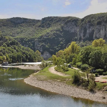 Вилла Secluded Stone Retreat