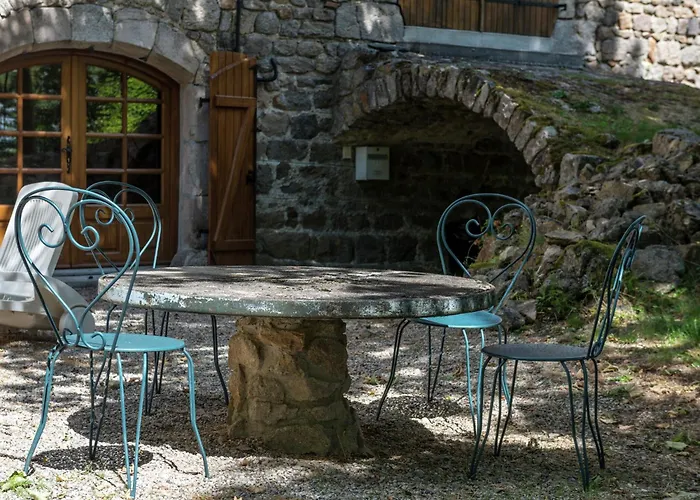 Willa Secluded Stone Retreat *