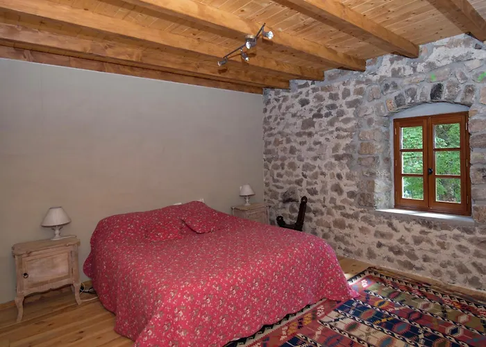 Secluded Stone Retreat Saint-Bonnet-le-Froid