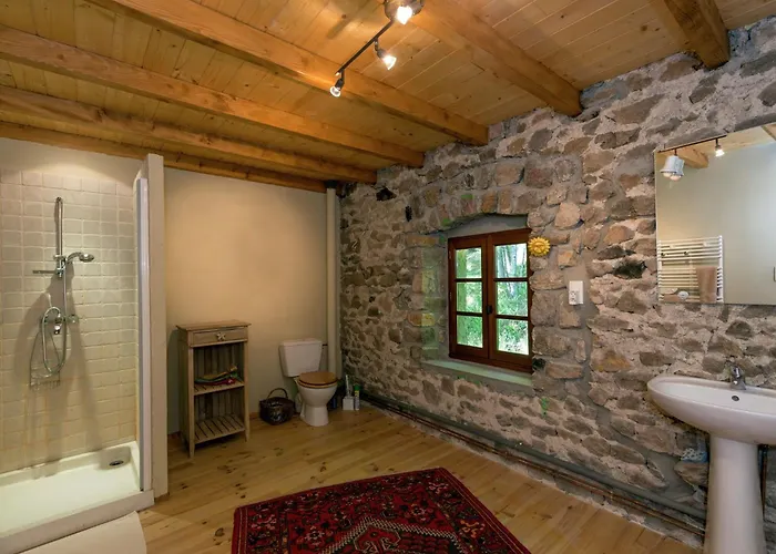 Willa Secluded Stone Retreat Saint-Bonnet-le-Froid